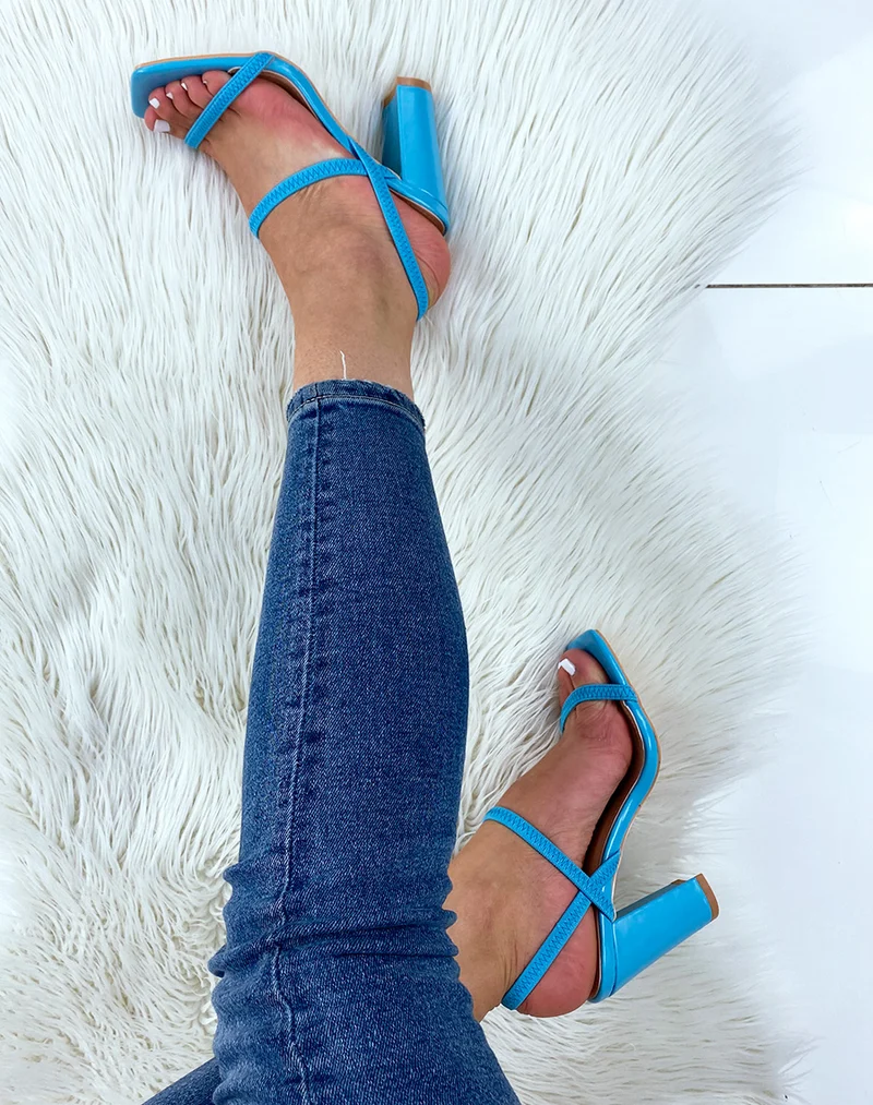 Sandales à talon bleu et à bride
