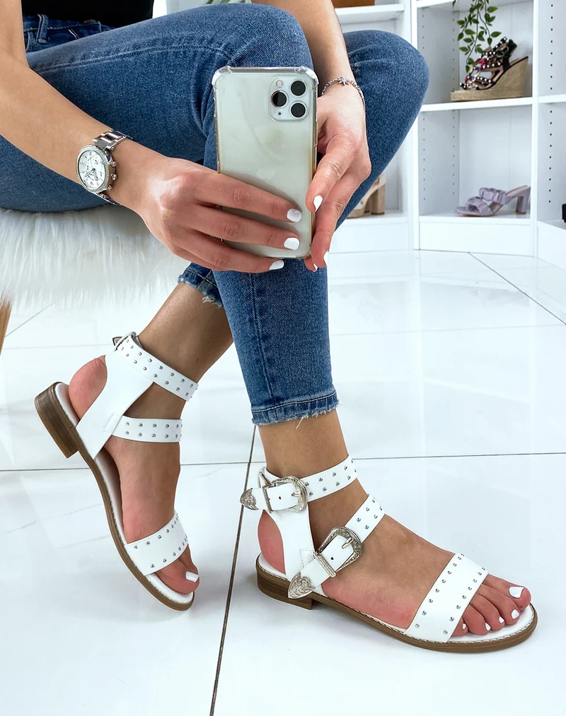 Nu-pieds blancs à détails cloutés