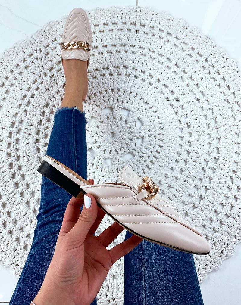 Mule en simili cuir beige à grosse chaîne