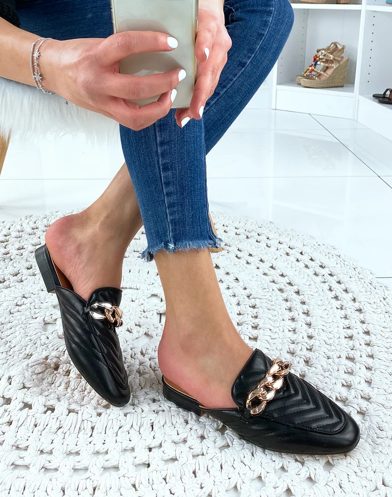 Mule en simili cuir noir à grosse chaîne