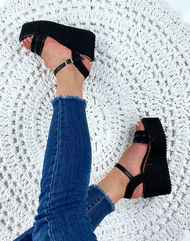 Sandales compensées noires à brides larges tressées