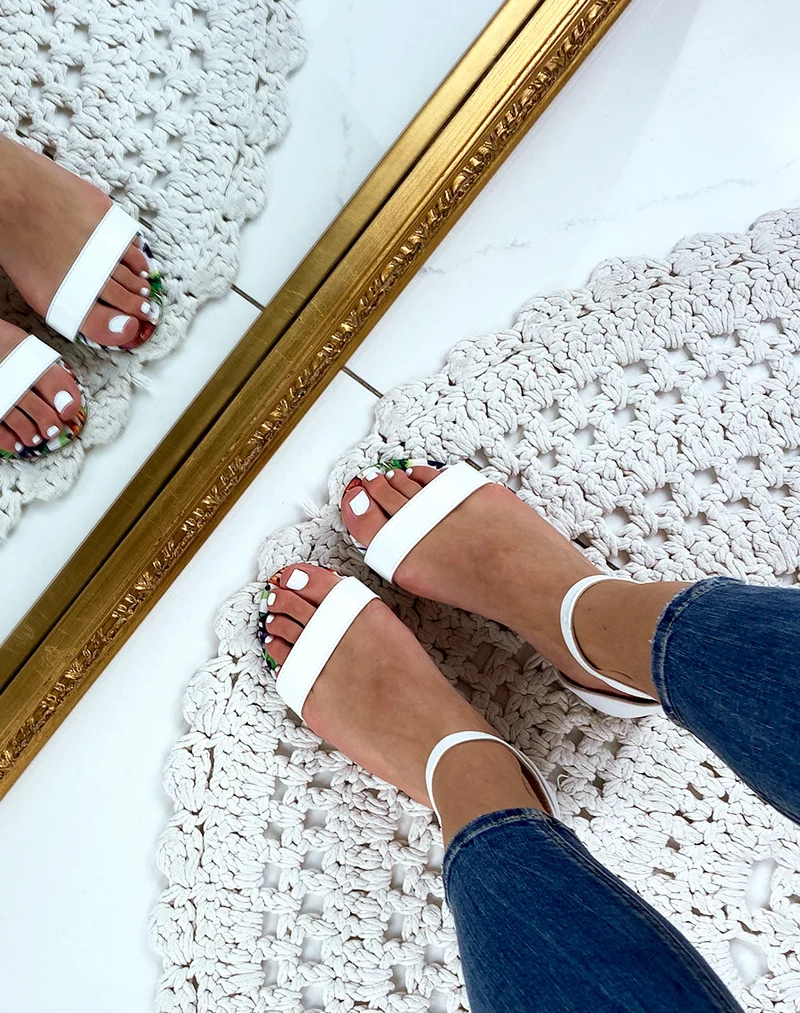 Nu-pieds blanches en simili cuir