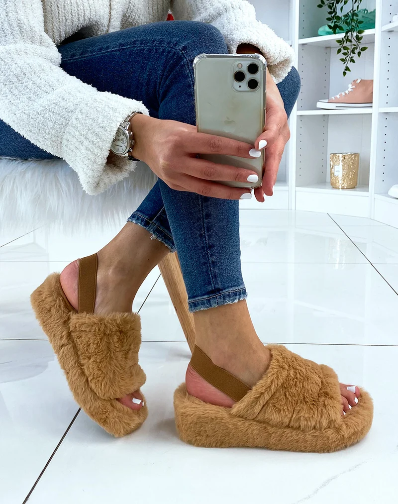 Pantoufles camel en fausse fourrure