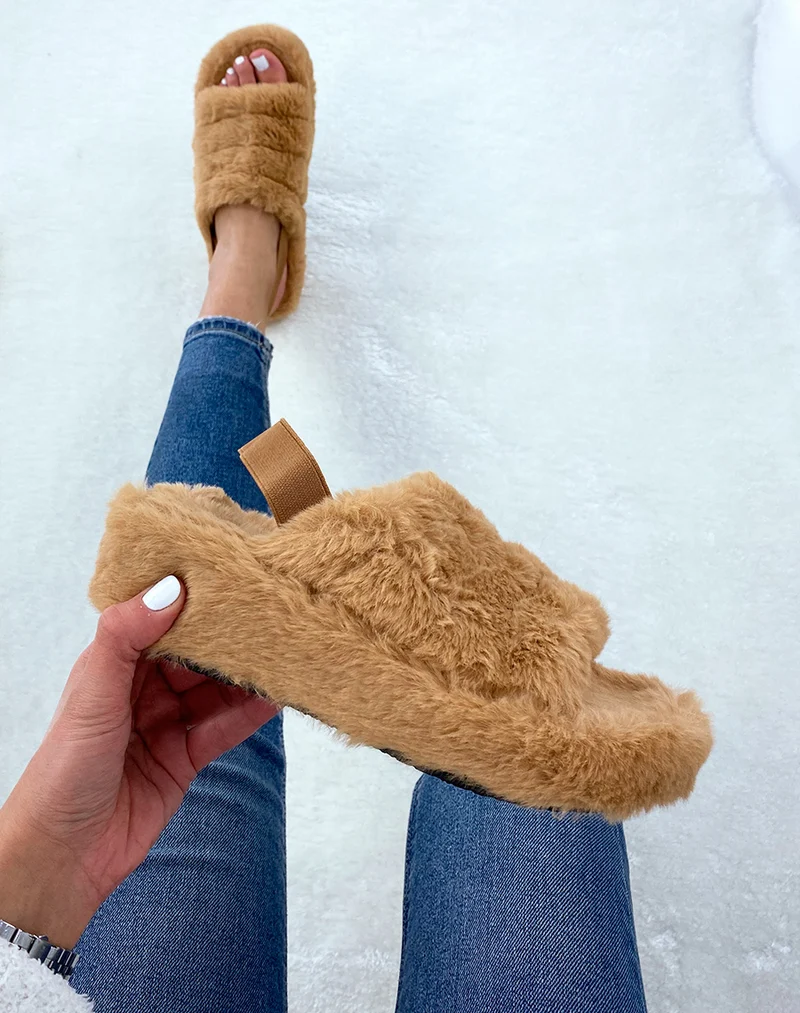 Pantoufles camel en fausse fourrure