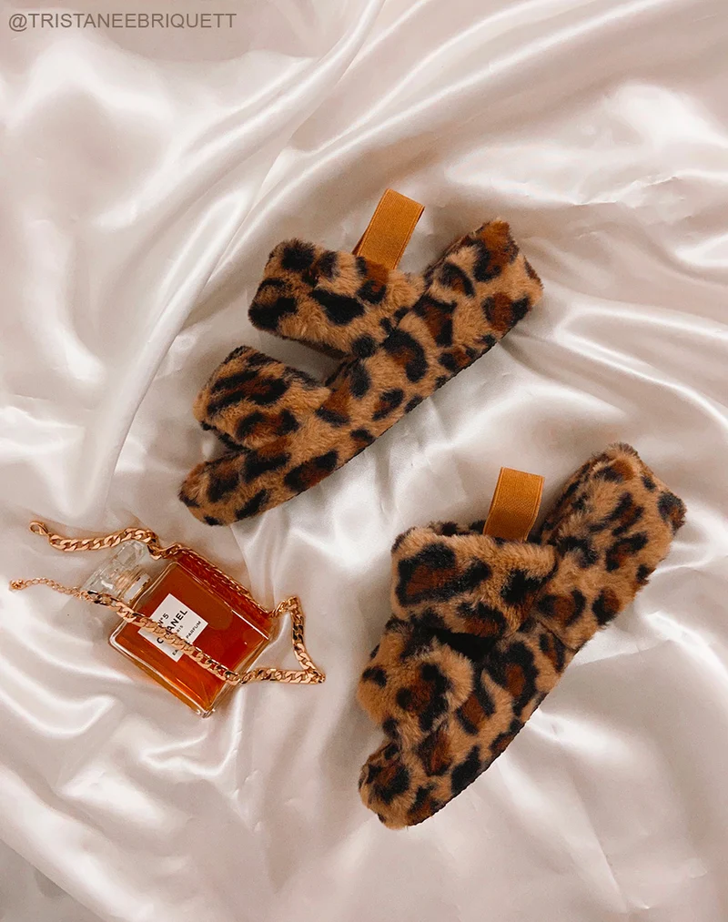 Pantoufles leopard en fausse fourrure à double lanière