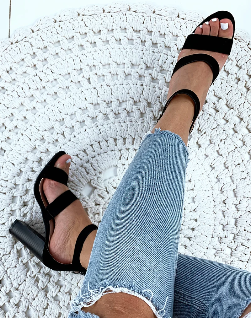 Sandales en suédine noires à talons et à multiples brides