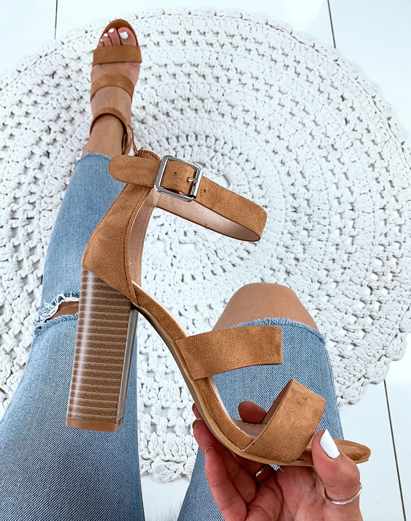 Sandales en suédine camel à talons et à multiples brides
