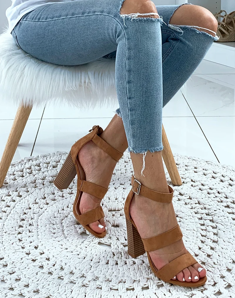 Sandales en suédine camel à talons et à multiples brides