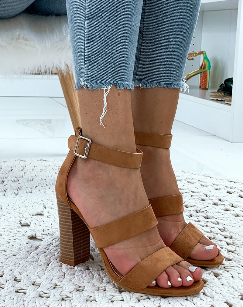Sandales en suédine camel à talons et à multiples brides
