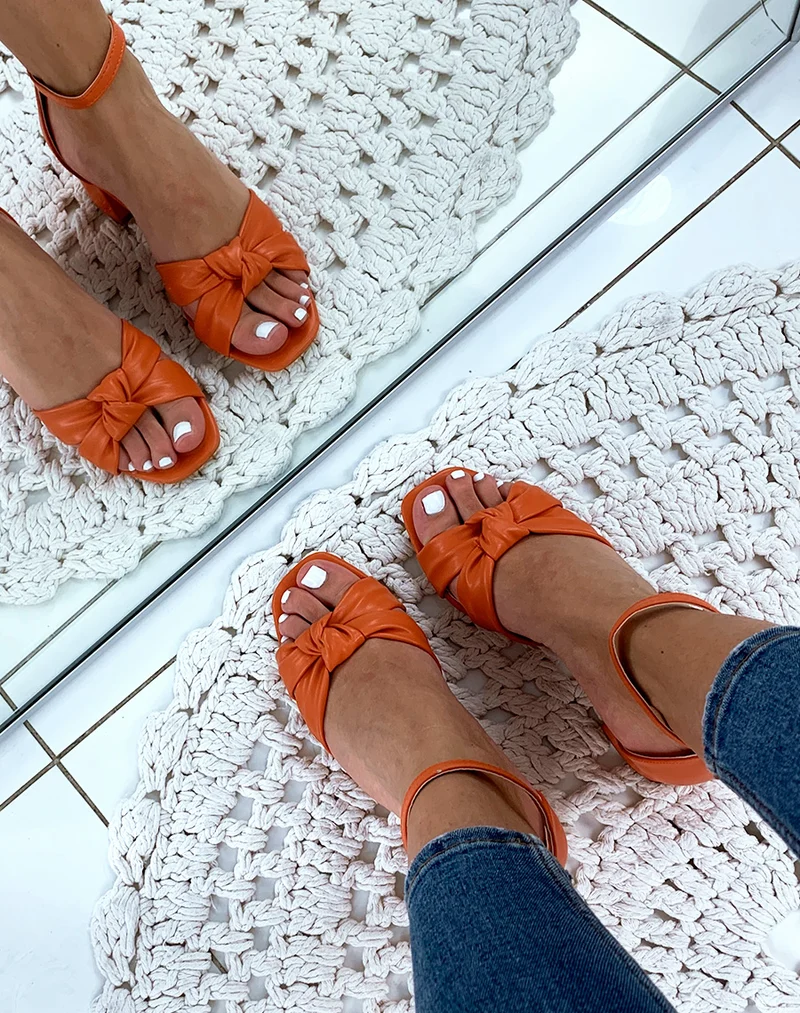 Sandales orange à brides nouées