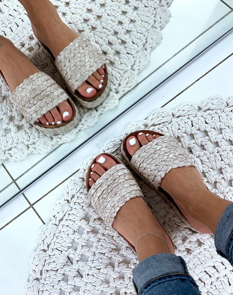 Mules à brides et à plateformes en osier tressés beiges
