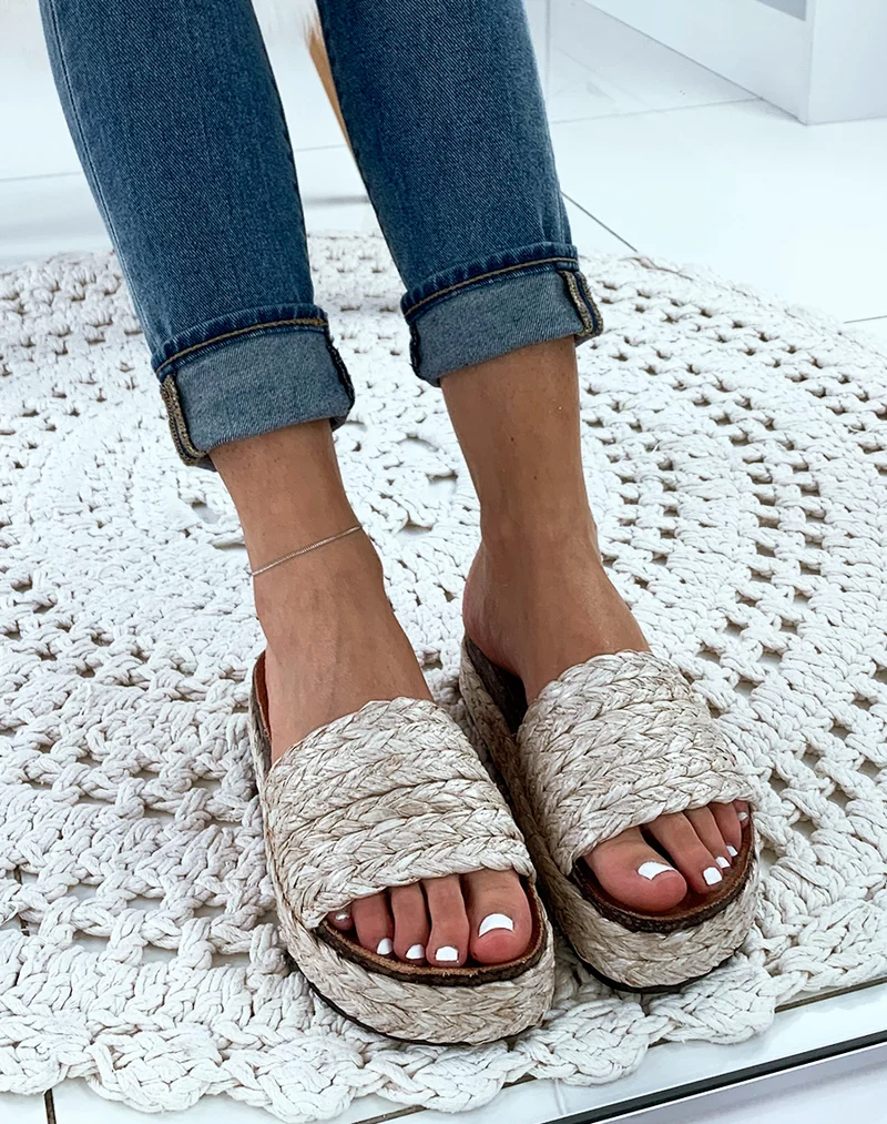 Mules à brides et à plateformes en osier tressés beiges
