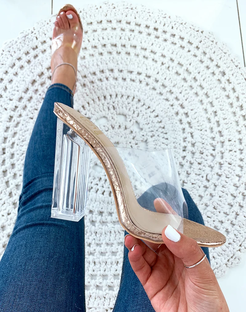 Mules roses gold effet croco à talons et larges brides transparents