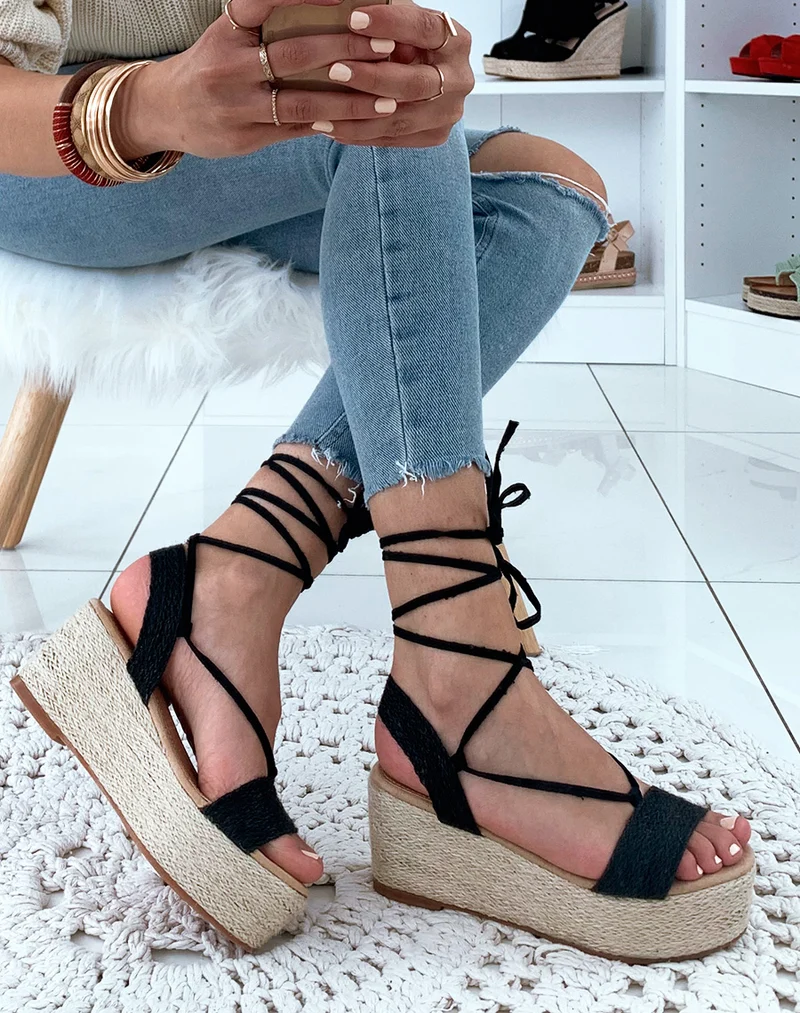 Sandales en osier noires à talons compensées et à lacets