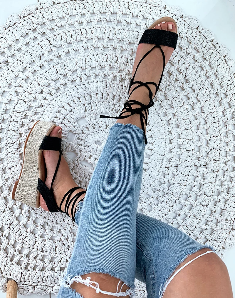 Sandales en osier noires à talons compensées et à lacets