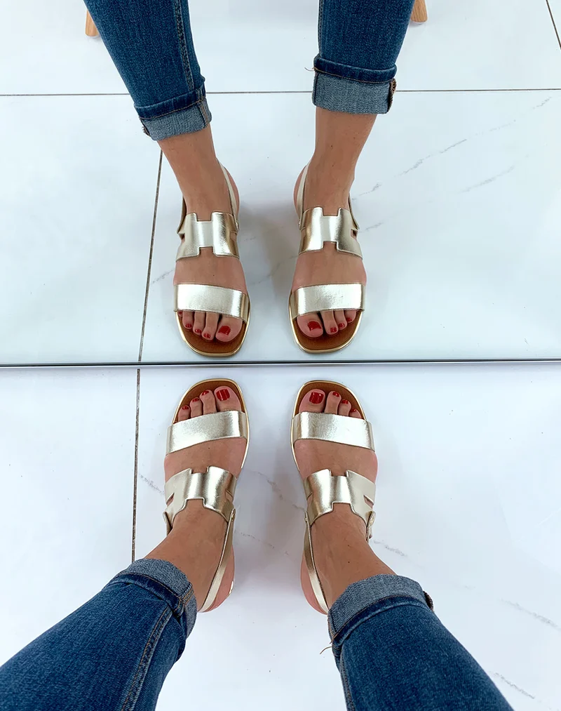 Nu-pied dorée en cuir