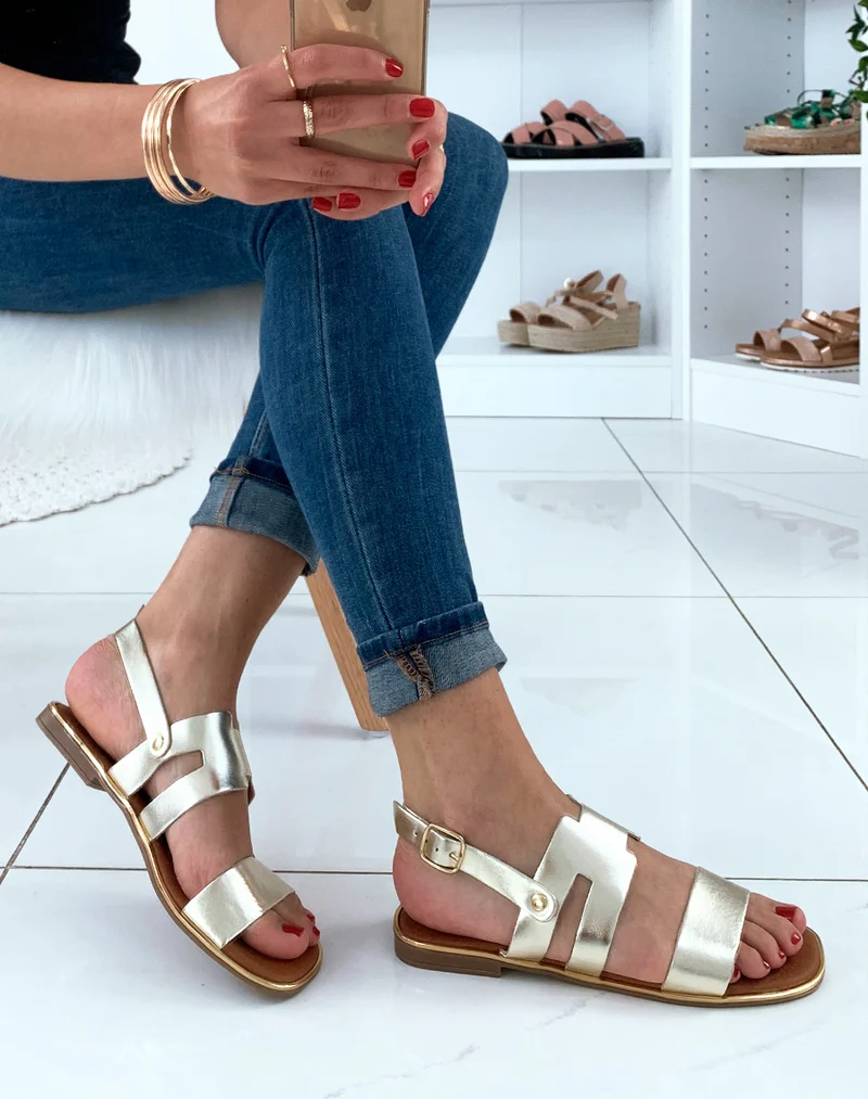 Nu-pied dorée en cuir