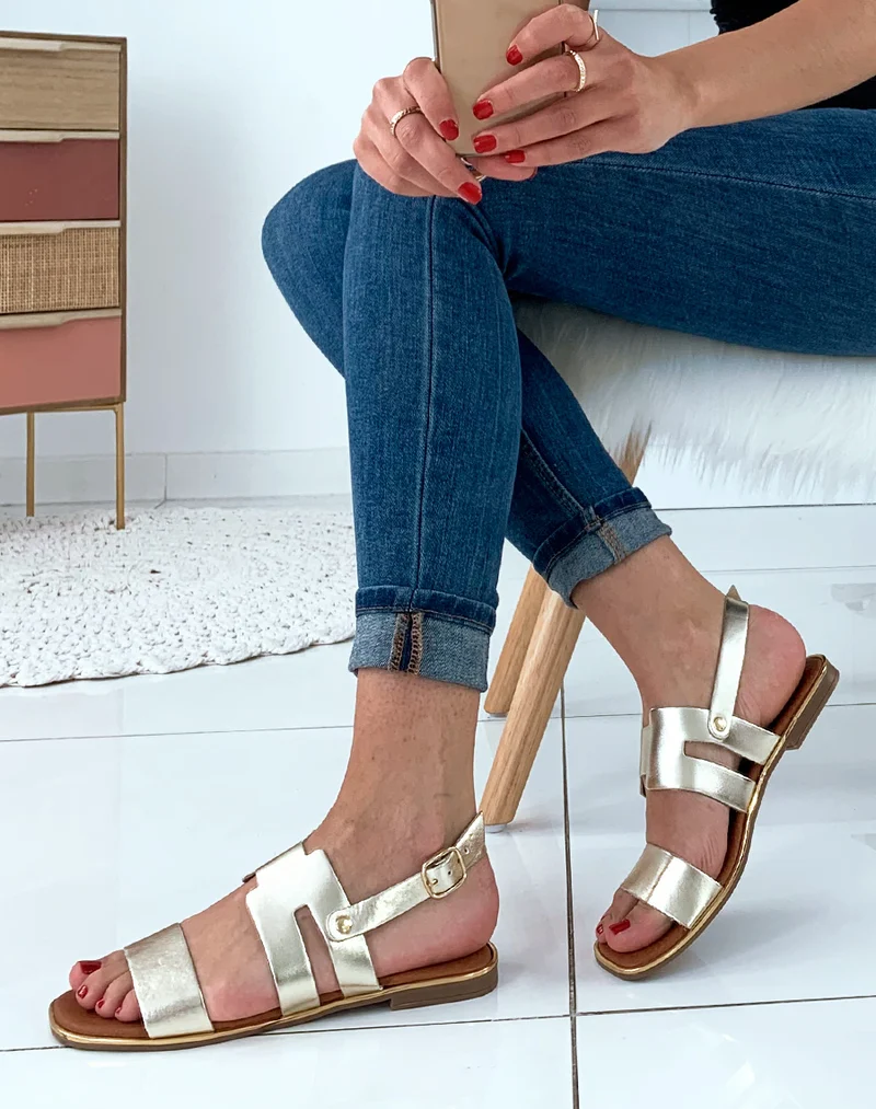 Nu-pied dorée en cuir