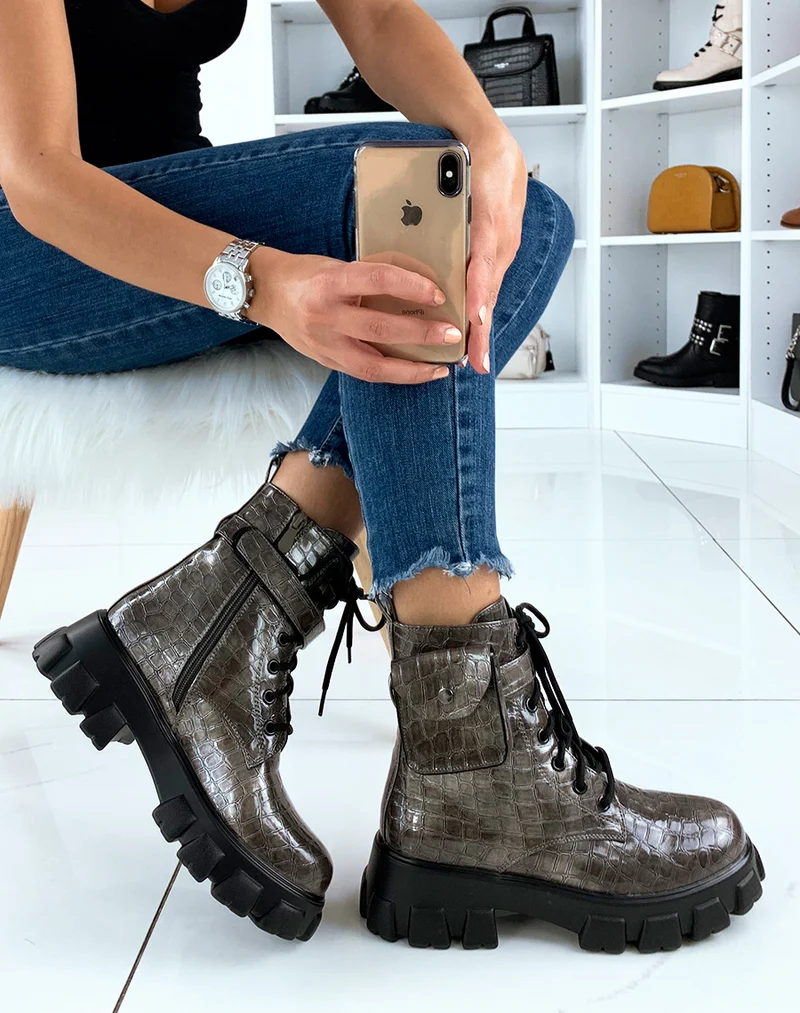 Bottines à semelle cranté effet croco à pochette kaki