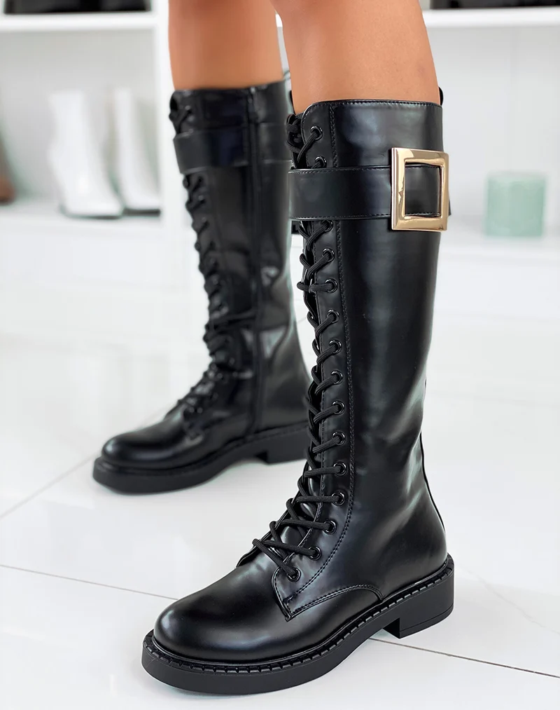 Bottes hautes noires à grosse boucle dorée