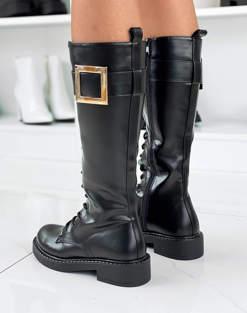 Bottes hautes noires à grosse boucle dorée