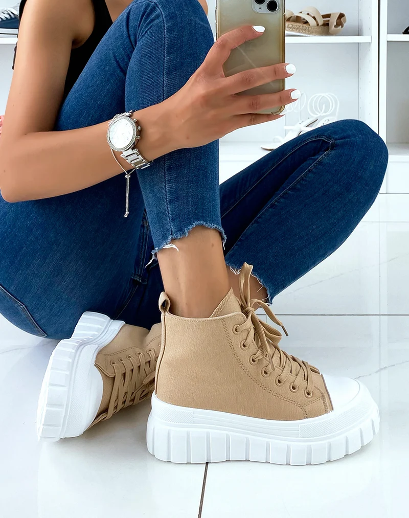 Basket en tissus beige foncé montantes à semelle épaisse et crantée blanche