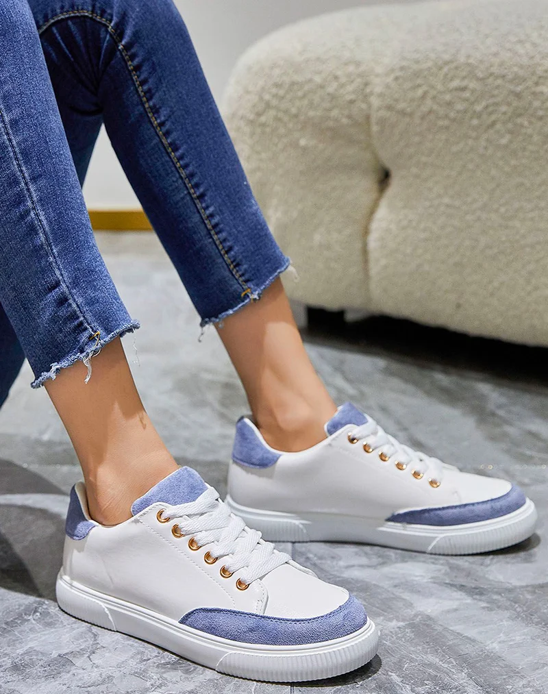 Basket blanche à empiècements bleus