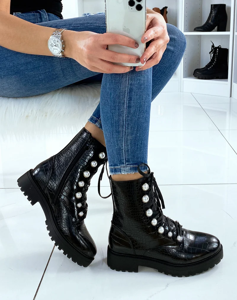 Bottines montantes lacées noires effet croco perlées