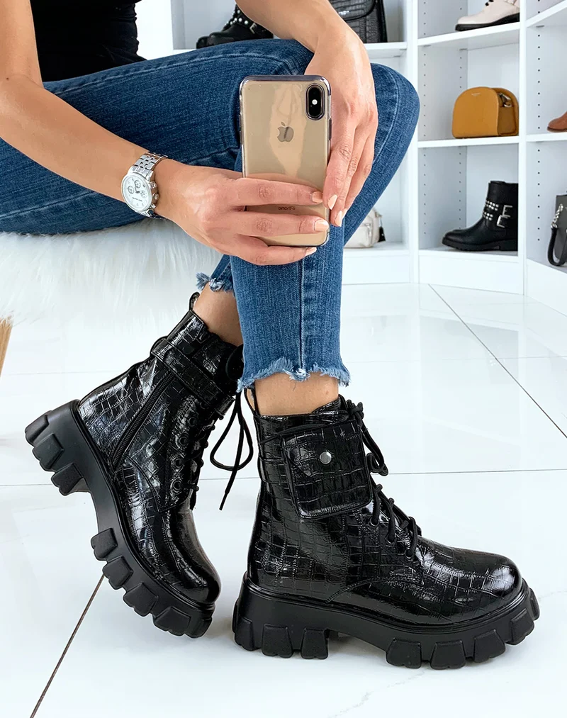 Bottines à semelle cranté effet croco à pochette noire