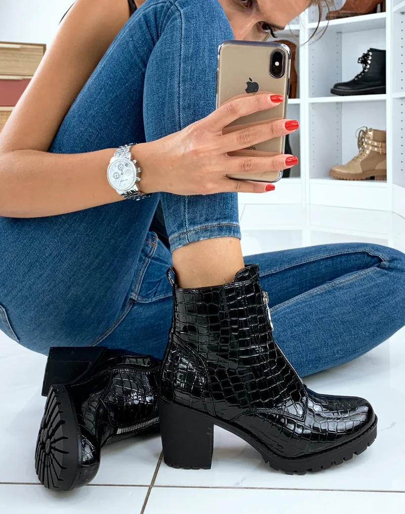 Bottines vernies noires effet croco à talon mi-haut