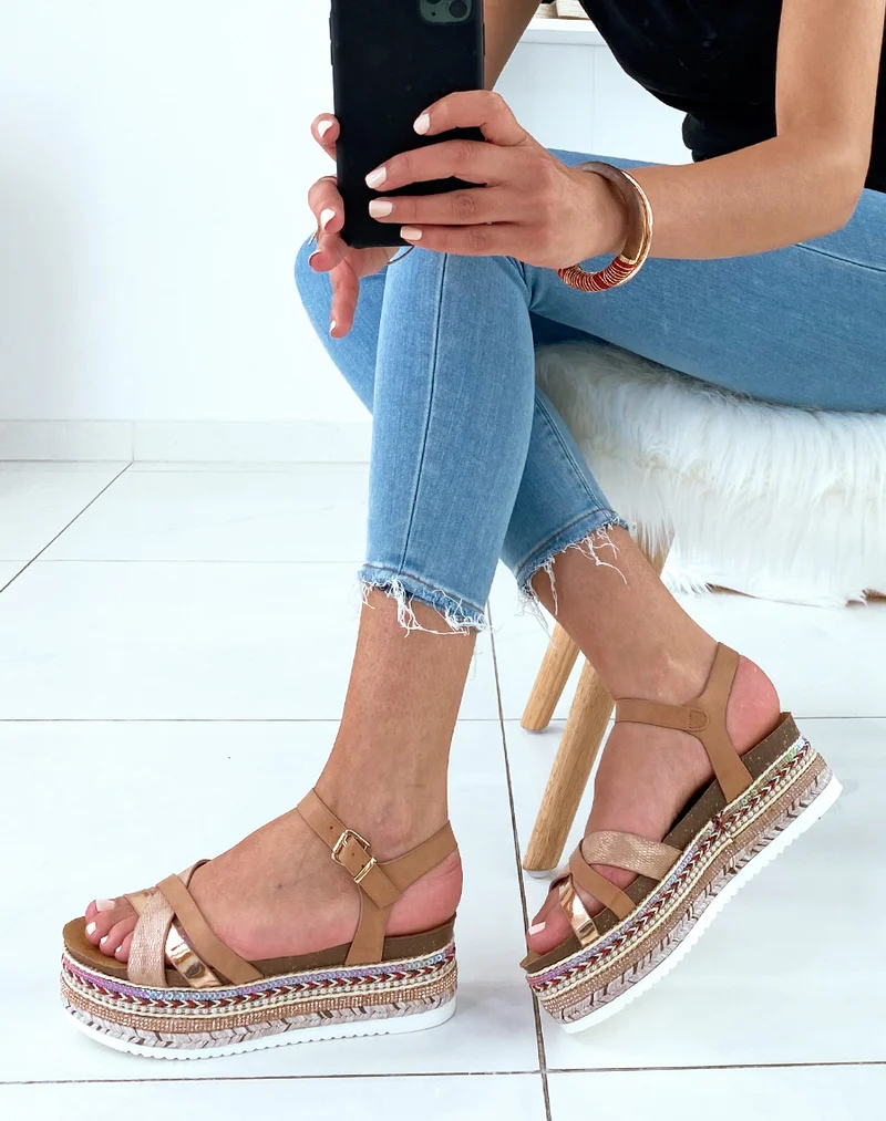 Nu-pieds beiges à semelles compensées fantaisies et multiples brides