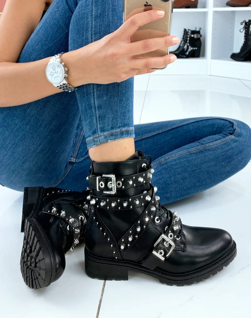 Bottines montantes noires ajourées de lacets et multiples brides