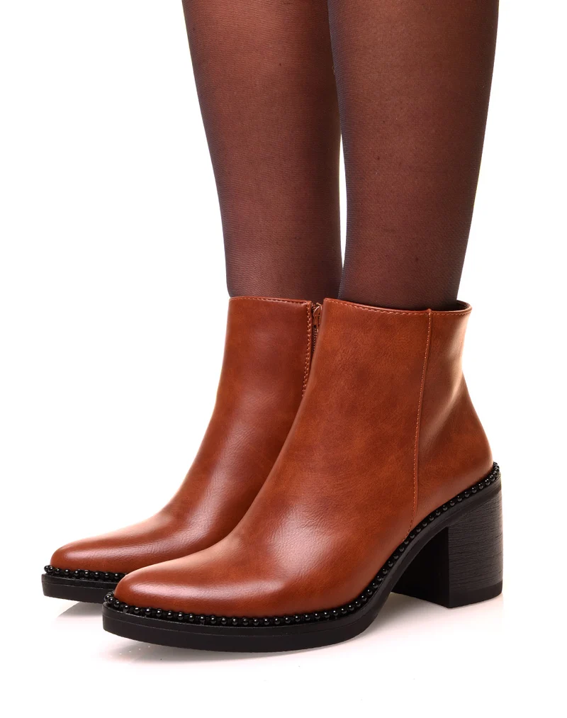 Bottines camel à talons carrés et à bouts pointus