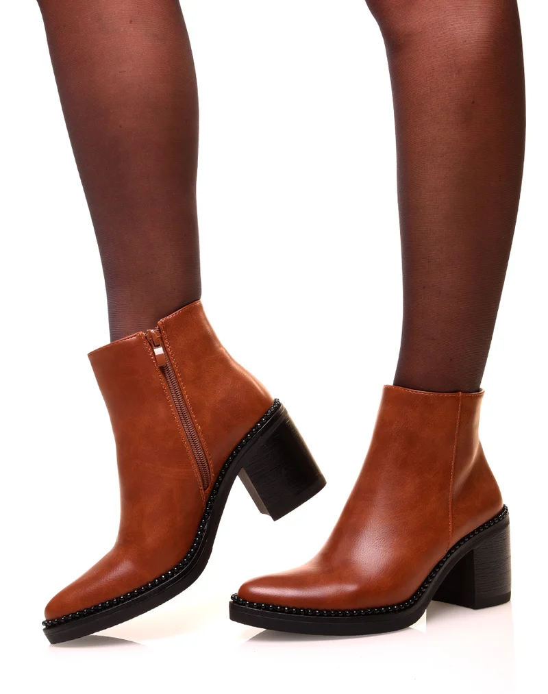 Bottines camel à talons carrés et à bouts pointus