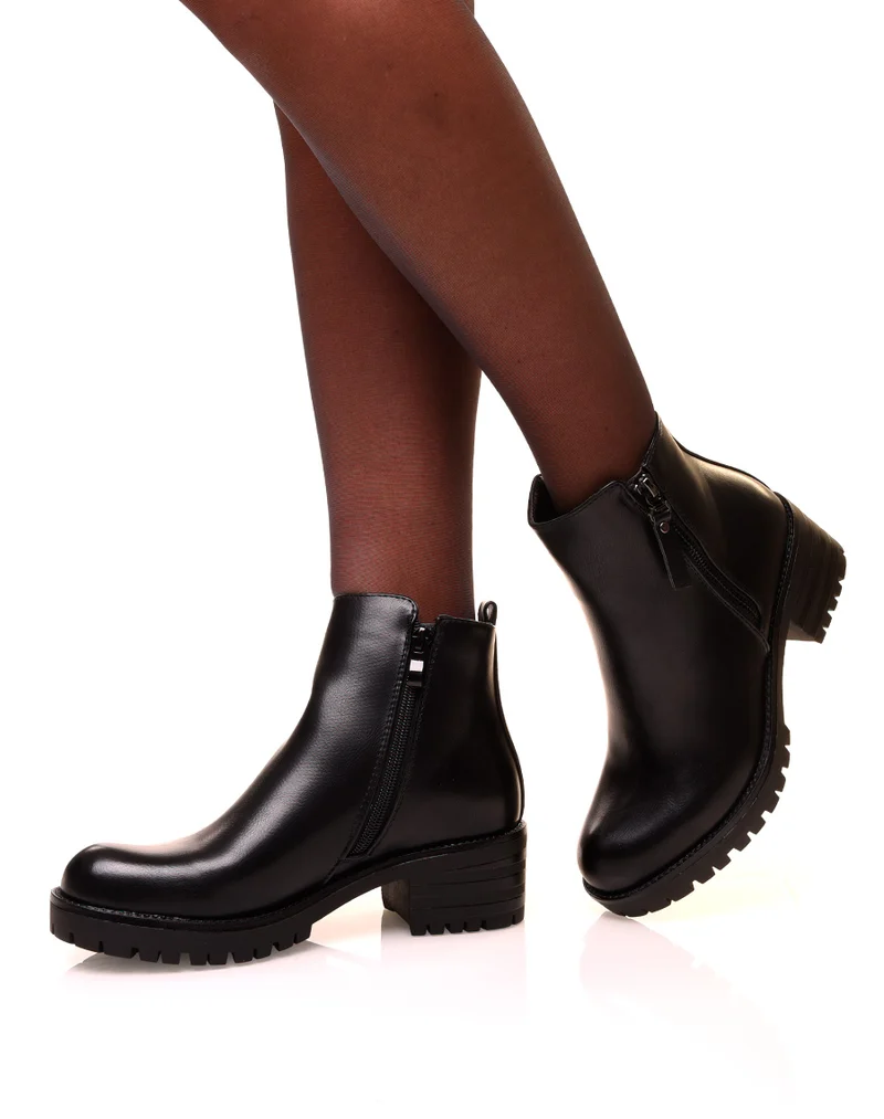 Bottines noires à fermeture décorative et semelle crantée