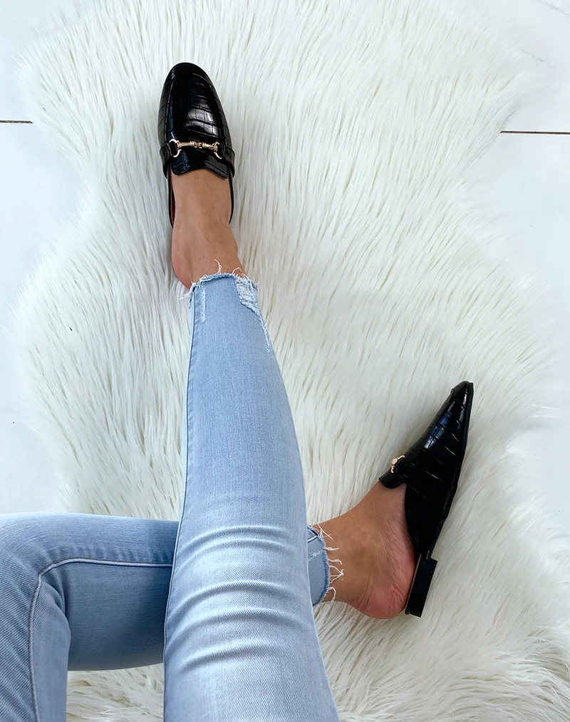 Mules style mocassins noires croco à brides