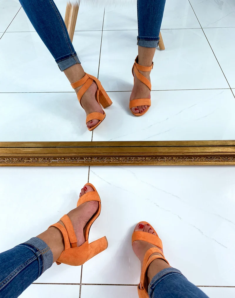 Sandales en suédine oranges à multiples brides et à talons carrés