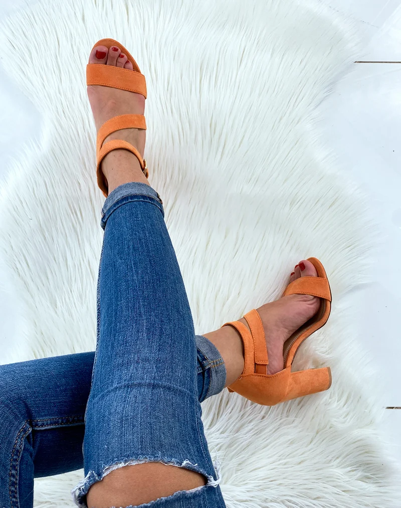 Sandales en suédine oranges à multiples brides et à talons carrés