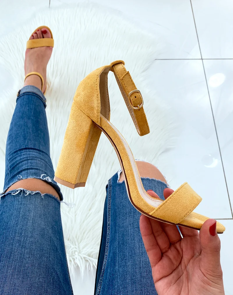 Sandales en suédine jaunes à talons carrés