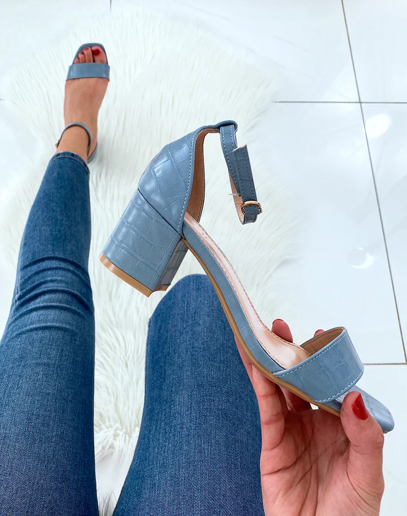 Sandales bleu effet croco à petit talon