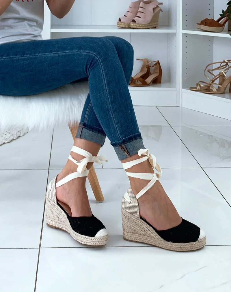 Espadrilles à talons compensés en dentelle noire à lacets