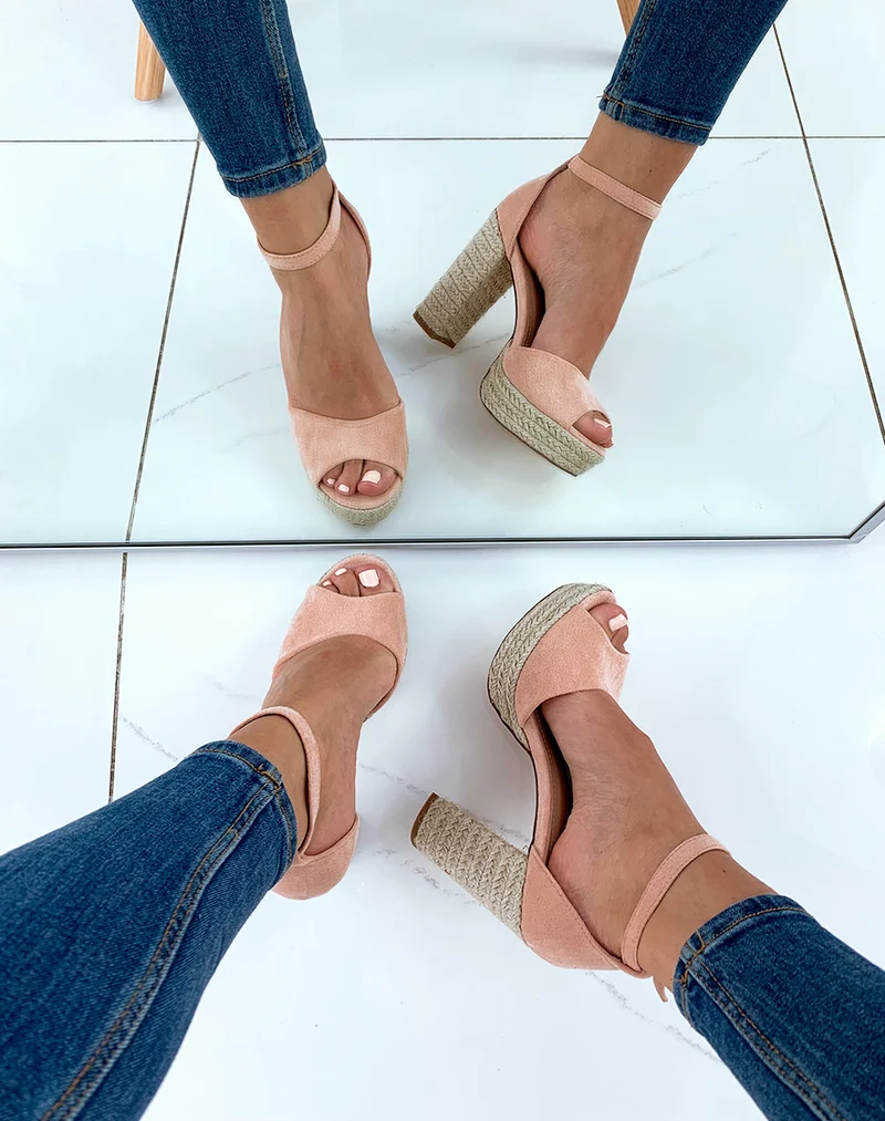 Sandales en suédine roses à talons et plateformes en corde