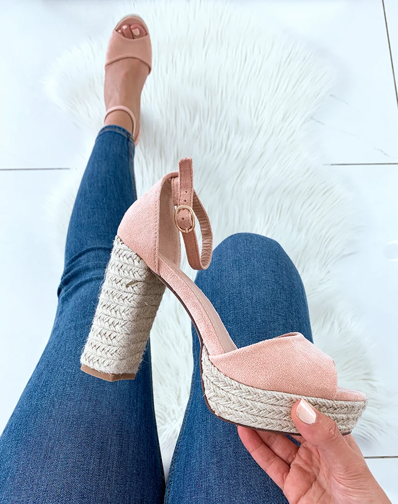 Sandales en suédine roses à talons et plateformes en corde