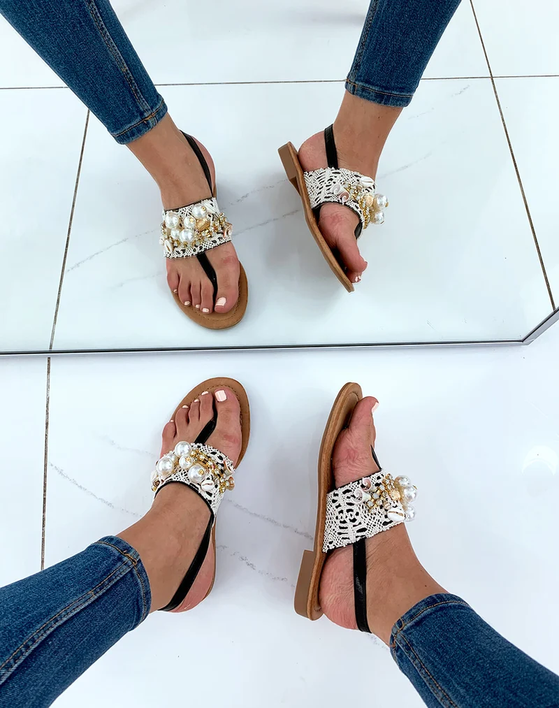Nu-pieds noirs ornées de dentelle de perles et de strass
