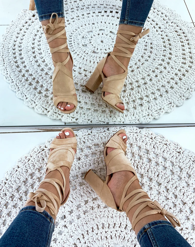 Sandales à talons beiges en suédine à lacets