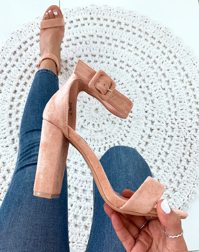 Sandales à talons roses en suédine