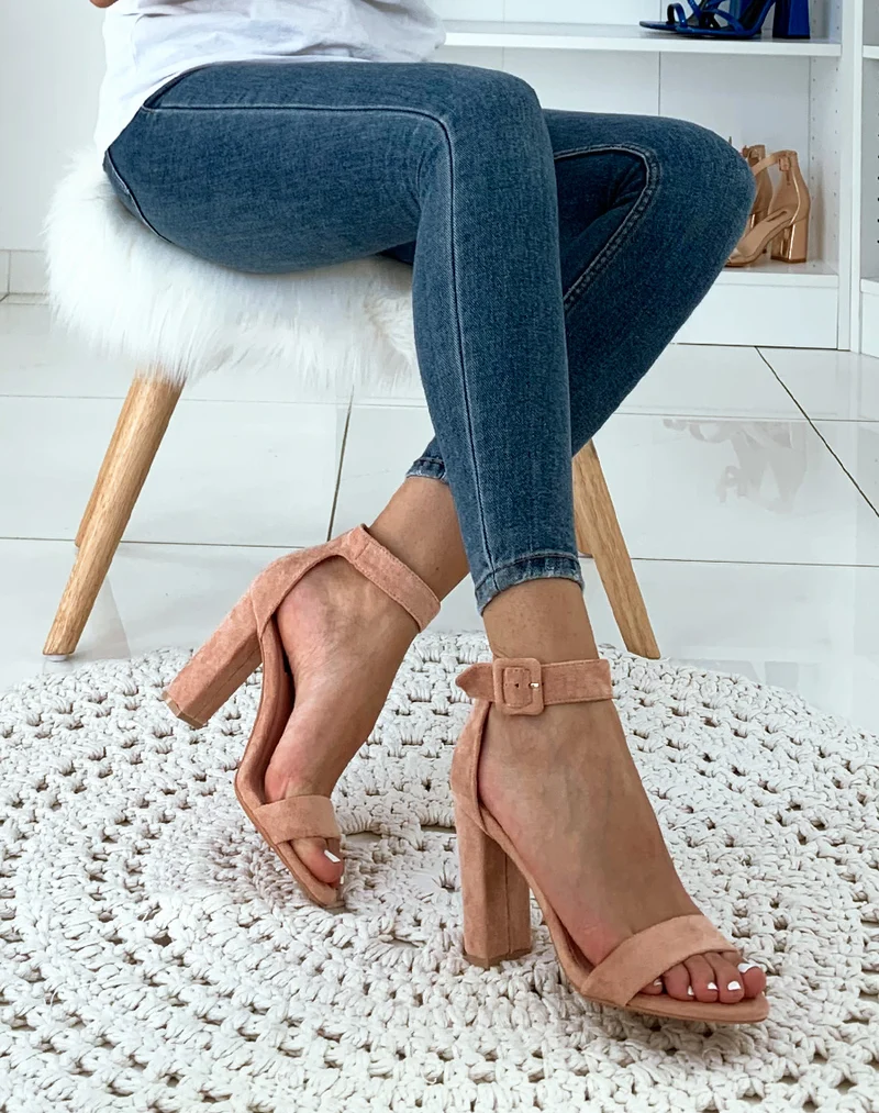 Sandales à talons roses en suédine
