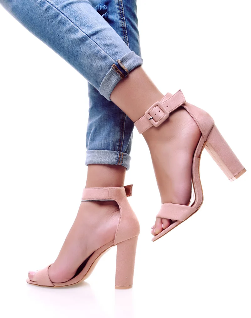 Sandales à talons roses en suédine