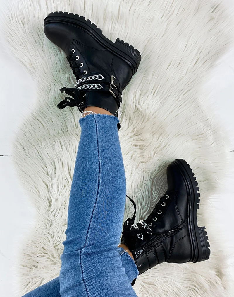 Bottines noires à doubles brides chainées