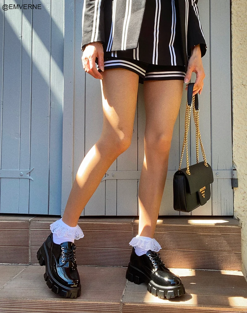 Derbies noires vernies à semelle crantée